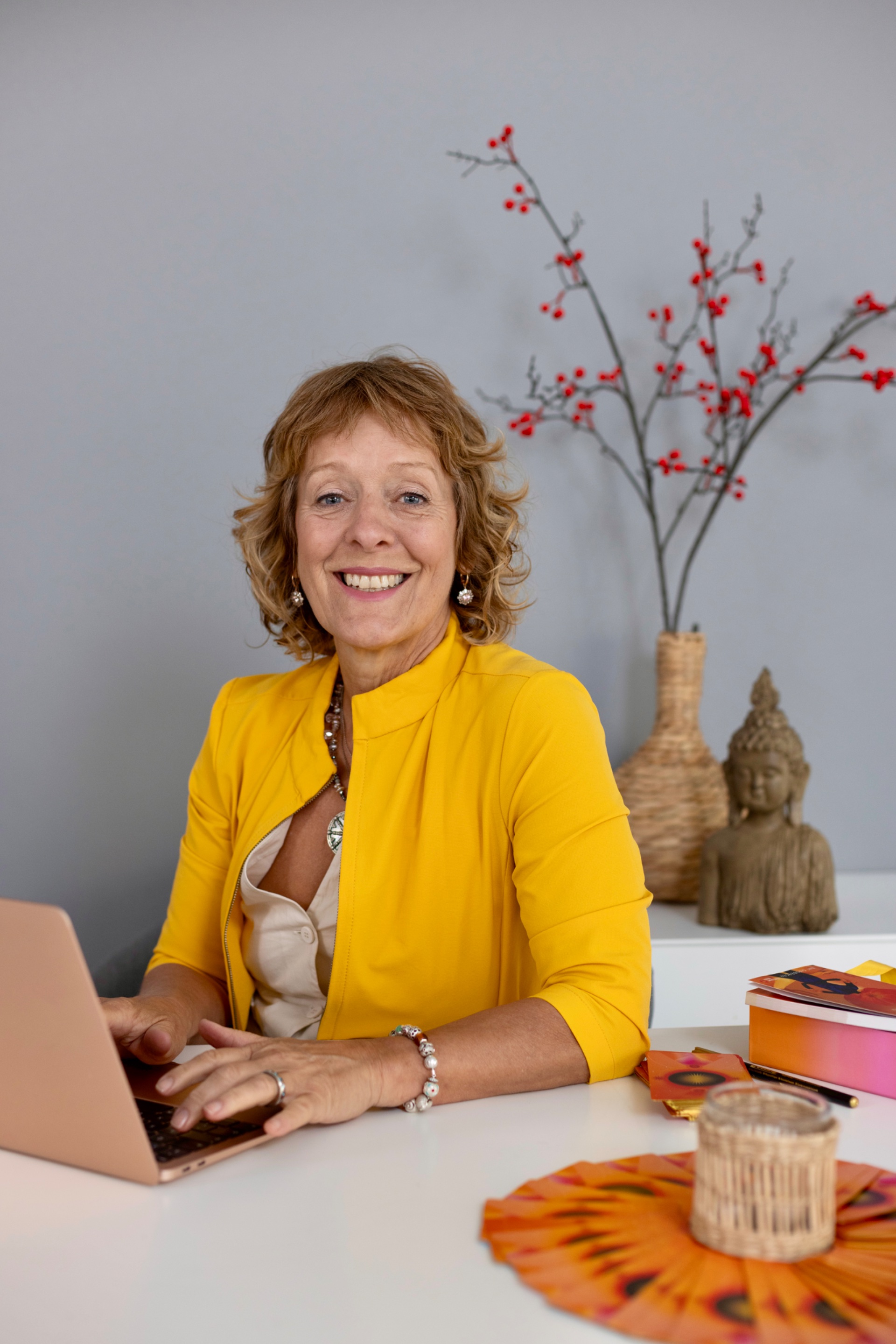 Claudia Fornito lächelt am Laptop in ihrem Arbeitszimmer